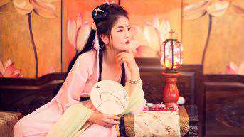 小说：她嫁穷秀才，被婆婆逼着卖首饰，对她不理睬的丈夫突然帮她