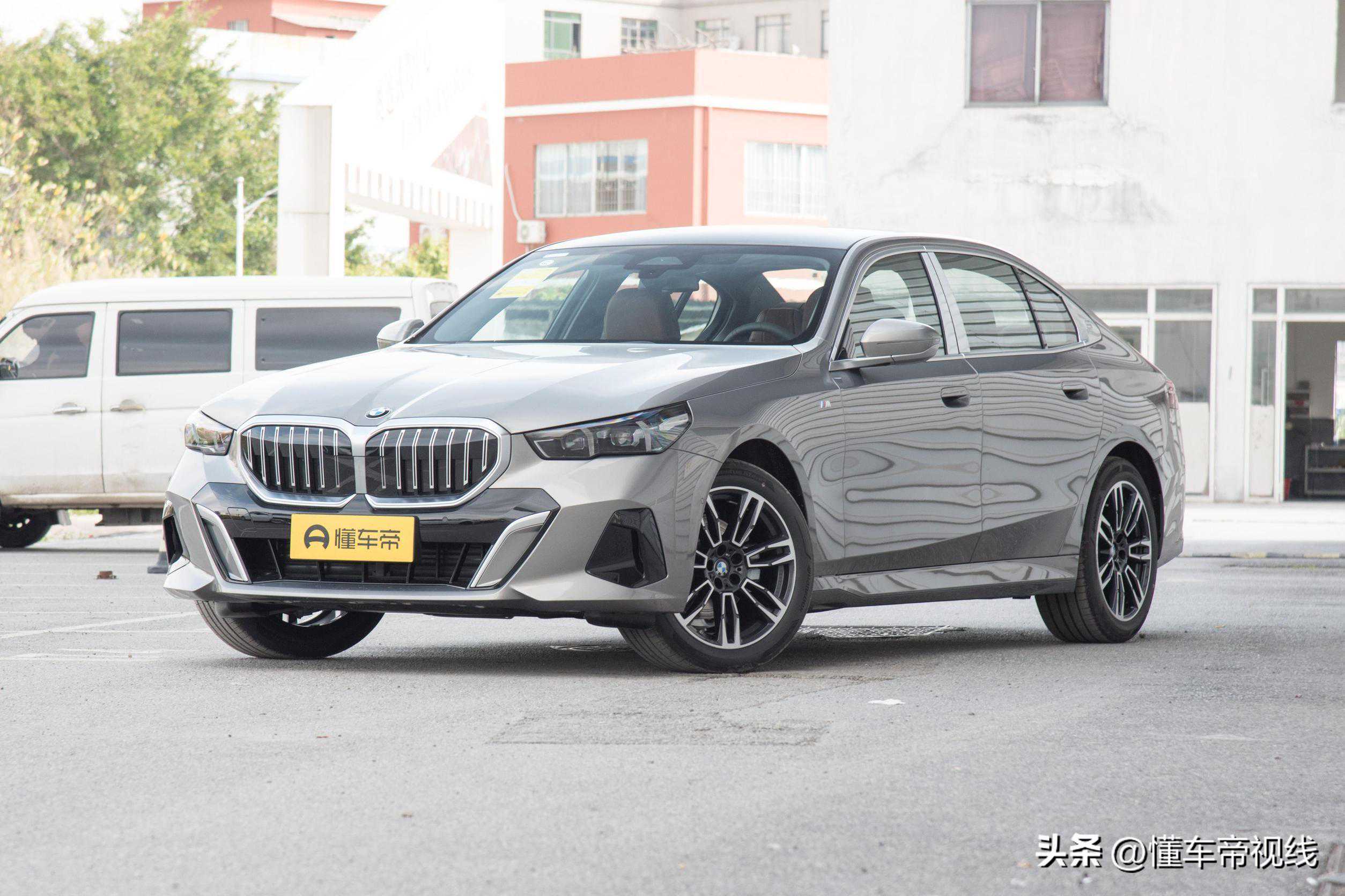 新车 | 或换装4.4T V8插混动力/现款145.39万元，全新宝马M5伪装实车