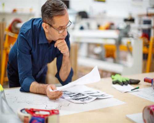 大众辉腾撞到一辆奇瑞瑞麟 下车一看吓半死 原来是500万宾利