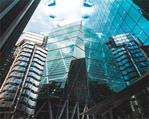 曲靖一辆大货车冲下路边地里，一片狼藉损失惨重