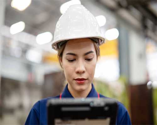 迄今唯一让迈巴赫感到压力的内饰：厉害了！WORLD宾利“三面翻”